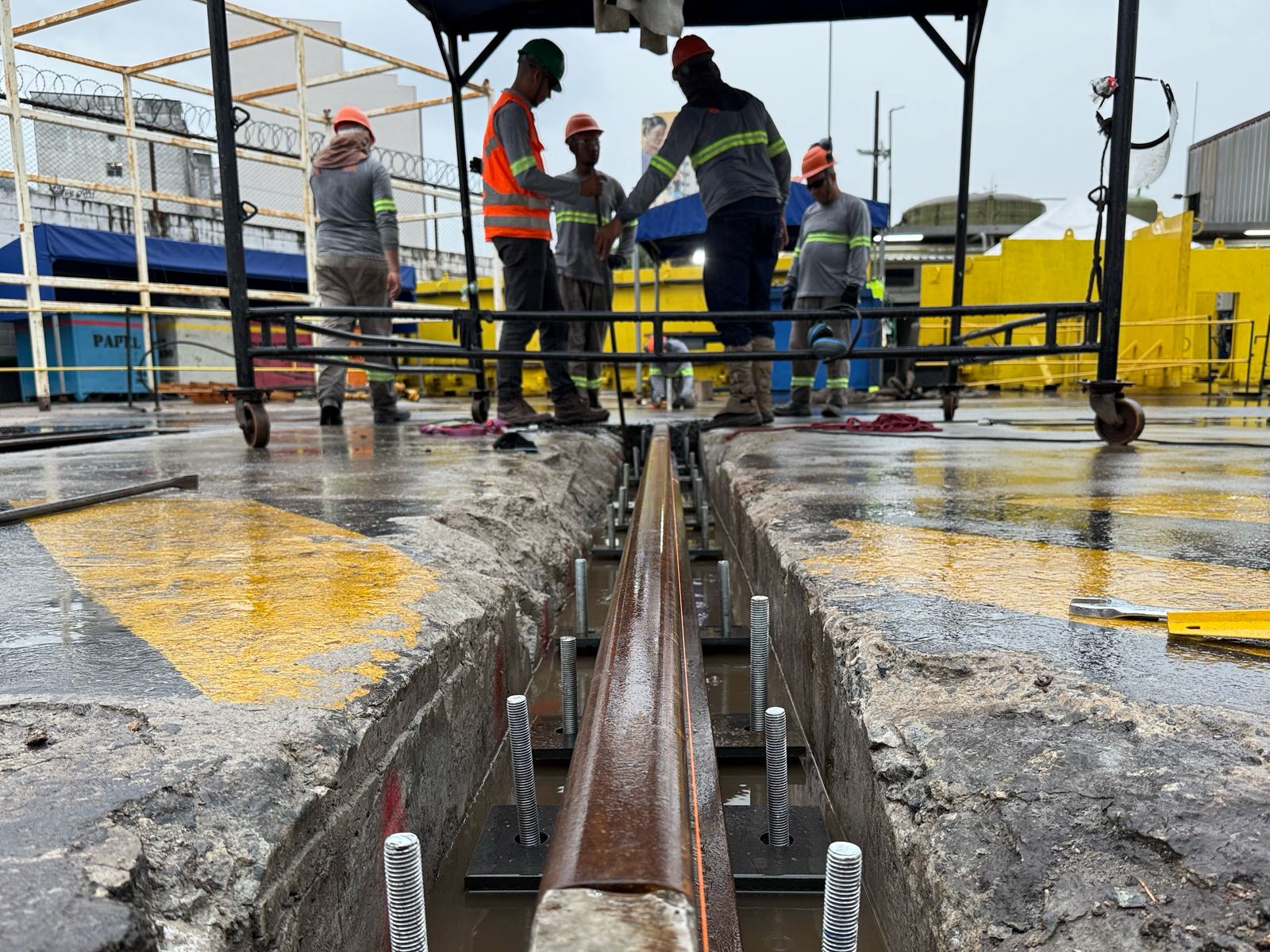 Equipe da AutoVIA instalando trilhos ferroviários no virador de bobinas do Porto de Vitória