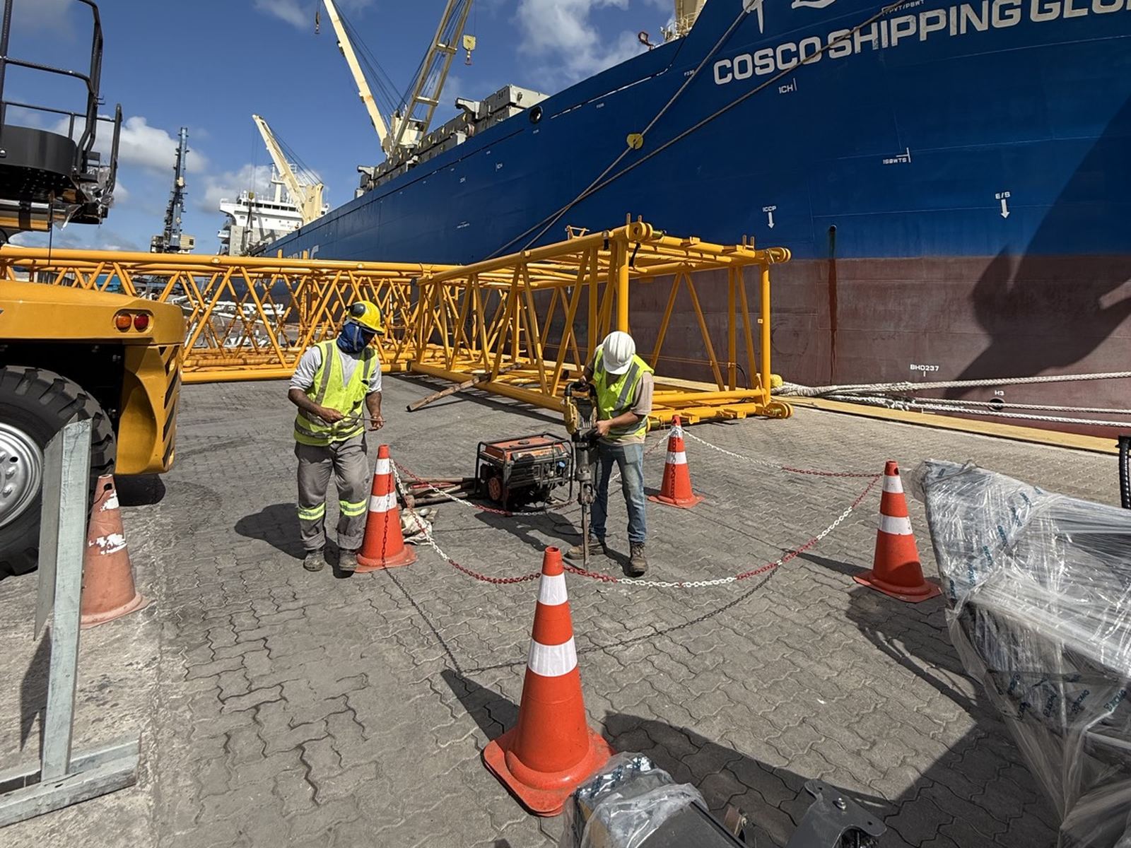 Equipe da AutoVIA realizando ensaio de solo em berço portuário, com navio atracado ao fundo